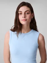 Vestido midi sin mangas de corte ajustado, confeccionado en tejido de punto elástico con cuello redondo y detalle de monograma bordado en el pecho.