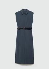 Vestido midi de diseño recto con cuello camisero y cierre frontal de botones. Presenta mangas cortas y aberturas laterales en el bajo. Incluye un cinturón ajustable con hebilla metálica.