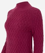 Suéter de punto color crema, con cuello alto, manga larga ajustada y textura zigzag.