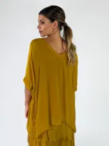 Blusa de viscosa color mostaza, con escote en V, mangas cortas holgadas y diseño amplio.