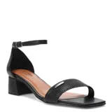 Sandalias de mujer Bottero de cuero color negro, con diseño de punta cuadrada, capellada frontal con textura, taco bajo y pulsera ajustable al tobillo con hebilla.