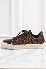 Zapatillas bajas con capellada de cuero con estampado animal print y puntera de cuero negro.