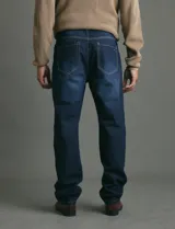 Pantalon jean de corte recto clásico con diseño de cinco bolsillos, confeccionado en algodón.