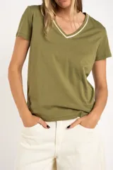 Remera de algodón peinado color blanco, con escote en V y detalles de lurex dorado en el borde del escote. De manga corta y corte ajustado.