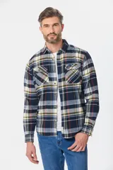 Sobrecamisa leñadora de viyela gruesa con estampado a cuadros en tonos azul, blanco y detalles en rojo y verde. Presenta cierre frontal de botones, cuello camisero y dos bolsillos con solapa en el pecho.
