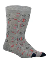 Medias de largo medio color gris con estampado de fórmulas químicas y elementos de laboratorio en tonos rojos y azul oscuro. Cuentan con puntera reforzada en color azul oscuro.