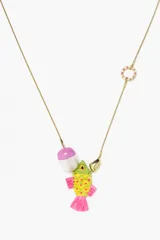 Collar dorado con cadena fina y dijes colgantes: un caramelo rosa y blanco, un pez tejido en tonos verde, amarillo y rosa, y un dije circular con letras rosas.
