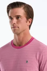 Remera rosada de manga corta con patrón de rayas finas en tejido jacquard y cuello redondo liso. Presenta el logo de la marca bordado en el pecho.