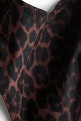 Vedetina tipo colaless de tiro bajo con cintura en V y diseño completamente forrado, con estampado de leopardo.