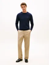 Sweater Tommy Hilfiger de punto texturizado color azul marino, con cuello redondo y mangas largas. Presenta detalles de punto canalé en el cuello, los puños y el bajo, además de un pequeño logo bordado en el pecho.