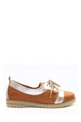 Zapato acordonado color marrón con detalles dorados, de cuero liso.