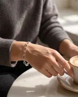 Pulsera de plata 925 con diseño de eslabones ovalados entrelazados, algunos de ellos con detalles texturizados.