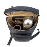 Mochila matera de diseño vertical, color gris azulado, con acabado acolchado y cierres frontales. Cuenta con un compartimento principal espacioso, un bolsillo frontal externo y un asa superior para transporte manual.