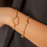Pulsera extensible de malla en oro 18k, con diseño bicolor en oro amarillo y blanco, y detalle de esfera central pulida.