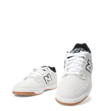 Championes urbanos New Balance modelo 480, color blanco con detalles en negro y suela de goma color caramelo. Presentan el logo característico de la marca en los laterales y cierre con cordones.