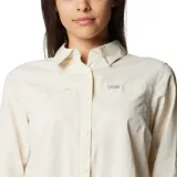 Camisa de senderismo Columbia Silver Ridge 3.0, color beige, de manga larga con sistema para enrollar, cuello clásico, cierre frontal con botones y bolsillos en el pecho.