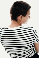 Remera de punto acanalado a rayas horizontales blancas y negras, de corte ajustado, cuello redondo y mangas cortas.