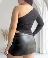 Top negro asimétrico con una manga larga.