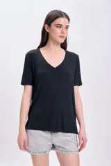 Remera negra de manga corta con escote en V y corte holgado.