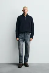 Jersey de punto perlado con cuello perkins y cierre frontal de cremallera. Presenta un corte regular fit, manga larga y acabados en rib en puños y bajo.