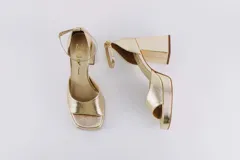 Sandalias de cuero negro con plataforma y tacón cuadrado. Tienen pulsera con hebilla al tobillo.