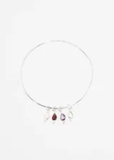 Pulsera esclava de plata 925 hipoalergénica con cuatro dijes en forma de gota con piedras naturales: piedra luna, amatista, topacio azul y granate.