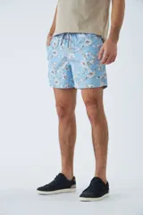 Short de baño de secado rápido con estampado floral en tonos celestes y blancos. Cuenta con cintura elástica con cordón ajustable, dos bolsillos laterales, un bolsillo trasero y suspensor interno.