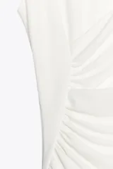 Vestido midi de color negro, sin mangas, con cuello subido y detalle de tejido drapeado en el lateral. Cuenta con cierre de cremallera oculta en la espalda.
