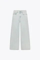 Pantalón de jean celeste de tiro alto, corte palazzo y cinco bolsillos.