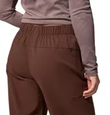 Pantalón de senderismo color marrón, de corte recto y largo cropped, con cintura parcialmente elástica y bolsillos laterales.