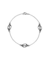 Pulsera de plata 925 con cadena fina y tres dijes ovalados con diseño de estrella calada.