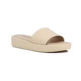 Sandalias Beira Rio de plataforma baja, color crema, con tira ancha en el empeine y plantilla acolchada.