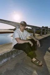 Sandalias de cuero grises con doble tira ancha y suela plana.