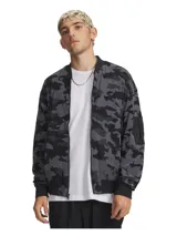 Campera tipo bomber de malla ligera con estampado camuflado en tonos grises y negros. Presenta cierre frontal, cuello, puños y bajo acanalados, además de un bolsillo con cremallera en la manga izquierda.