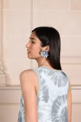 Vestido largo de seda color amarillo con estampado batik en tonos verde oliva y blanco. Escote en V con ribete de punto fino en cuello y mangas. Talle único.