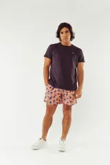 Short de baño azul con franjas horizontales en celeste y azul claro. Cuenta con cintura elástica ajustable con cordón, dos bolsillos laterales y uno trasero.