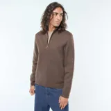Sweater de punto marrón, con cuello alto y cierre frontal parcial con cremallera metálica. Presenta un tejido con textura sutil y puños y ruedo acanalados.