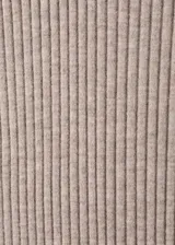 Vestido midi de punto acanalado con cuello perkins y manga larga. Presenta un diseño entallado que se ajusta a la silueta.