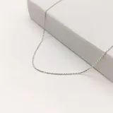 Cadena tipo cordón soga fabricada en plata 925, con eslabones finos y acabado brillante.