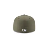 Gorro New Era 59FIFTY color verde oliva con logo de los New York Yankees bordado en blanco en el frente.