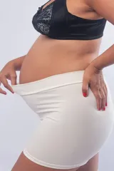Short maternal de tiro alto confeccionado en algodón elastizado, con diseño ajustado y pierna corta.