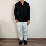 Camisa de manga larga con cuello mao, confeccionada en lino, con corte regular y cierre frontal de botones.