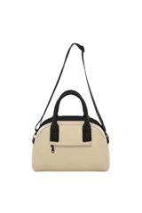 Cartera tipo bowling bag color negro, con asas superiores y correa ajustable para el hombro. Presenta un diseño acolchado con costuras verticales en la parte inferior y un bolsillo frontal con cierre.