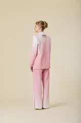 Saco de mujer color celeste, con solapa chal, bolsillos con solapa en el frente y cierre de un botón. Silueta estructurada de corte recto y elegante.