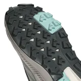 Championes de trekking Adidas Terrex Anylander, color gris con detalles en turquesa y suela en tono arena. Diseño técnico con refuerzos en la puntera y talón, ideales para actividades al aire libre.
