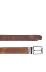 Cinturón reversible para hombre confeccionado en cuero natural de alta calidad. Presenta un diseño con pespuntes a tono, siete agujeros de ajuste y una hebilla metálica con acabado en plata envejecida.