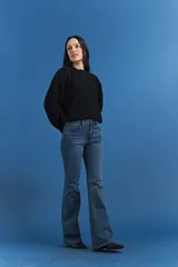 Sweater de punto con textura tipo waffle, color blanco, de corte clásico con cuello redondo y mangas largas.