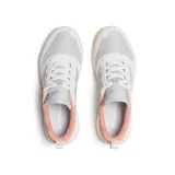 Championes Merrell modelo Alpine 83, con diseño retro en tonos gris claro y detalles en salmón. Confeccionados en una combinación de gamuza y textil, cuentan con entresuela de espuma EVA para mayor amortiguación y suela de goma dentada.