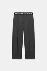 Pantalón tobillero de tiro medio con pinzas delanteras, bolsillos frontales y falsos bolsillos de vivo en la parte trasera. Presenta un bajo acabado en vuelta y se ajusta con un cinturón incluido, cierre frontal con cremallera, botón interior y gancho.