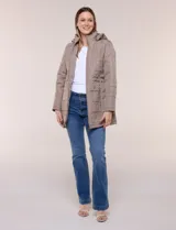 Campera larga de color azul marino con diseño capitoneado geométrico, capucha desmontable y cierre frontal completo. Cuenta con bolsillos laterales con cierre y ajuste en la cintura.